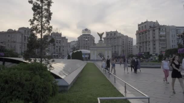 Statische Abendaufnahme Vom Unabhängigkeitsplatz Kiew Mit Blick Auf Das Hotel — Stockvideo