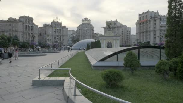 Statische Abendaufnahme Vom Unabhängigkeitsplatz Kiew Mit Blick Auf Das Hotel — Stockvideo