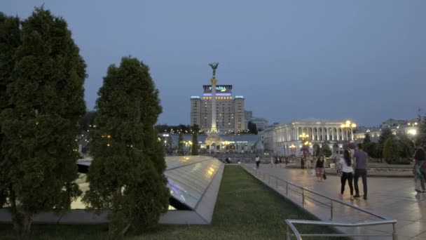 Avond Zijwaarts Dia Schot Van Onafhankelijkheidsplein Kiev Naar Achter Bomen — Stockvideo