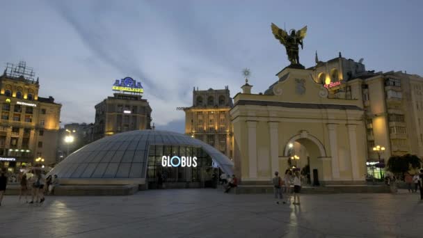 Statisk Blå Timmen Klipp Lyadsky Gate Och Globus Mall Maidan — Stockvideo