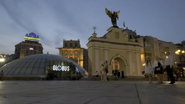 青の時間低レベル スライダー ショット過去 Lyadsky ゲートとの背後にある Kozatskiy ホテルとキエフの Globus モール — ストック動画
