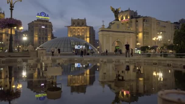 Jib Stil Stiga Från Fontänen Att Avslöja Independence Square Kiev — Stockvideo