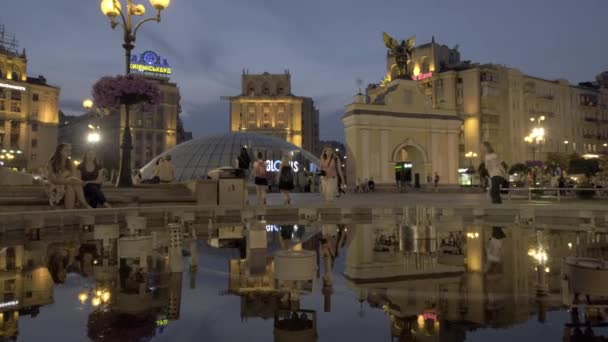 低空滑动拍摄过去的喷泉在独立广场基辅与 Lyadsky 门球购物中心和 Kozatskiy 酒店在蓝色小时 — 图库视频影像