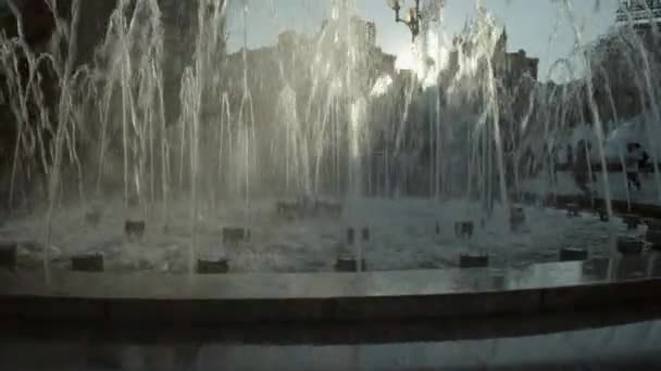 帆臂风格上升后背光喷泉在独立广场基辅在一个春天的傍晚 — 图库视频影像