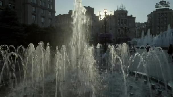Descenso Estilo Jib Detrás Fuente Retroiluminada Plaza Independencia Kiev Durante — Vídeo de stock
