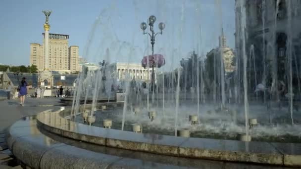 Zijwaartse Dia Schot Achter Fontein Onafhankelijkheid Square Kiev Tijdens Een — Stockvideo