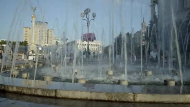 Zijwaartse Dia Schot Achter Fontein Onafhankelijkheid Square Kiev Tijdens Een — Stockvideo