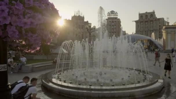 在春季晚间独立广场基辅的背光喷泉背后的臂型下降 — 图库视频影像