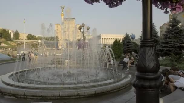 スタイル噴水の後ろから独立広場キエフの間に上昇の背後にある独立記念碑と春の夕べ — ストック動画