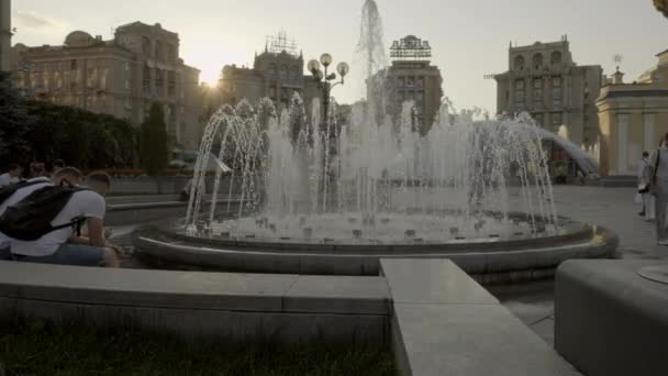 Jib Stil Aufstieg Hinter Beleuchtetem Brunnen Auf Dem Unabhängigkeitsplatz Kiev — Stockvideo