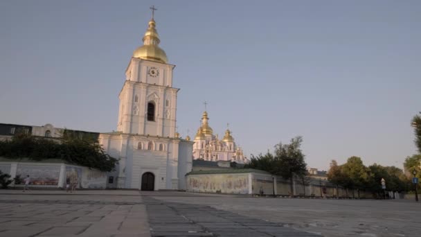 Низкий Уровень Горки Пролетел Мимо Михайловского Золотокупольного Монастыря Весенним Вечером — стоковое видео