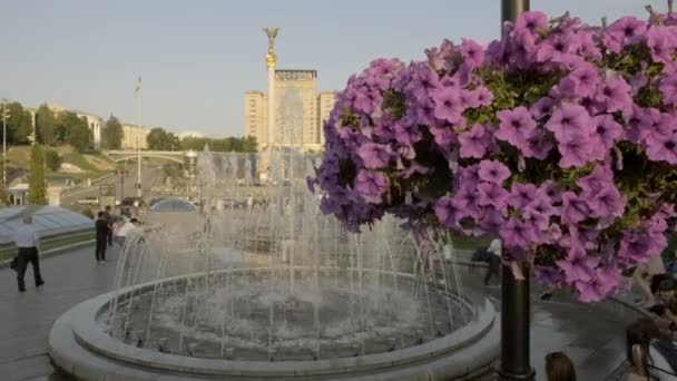 Descenso Estilo Jib Detrás Fuente Plaza Independencia Kiev Durante Una — Vídeos de Stock