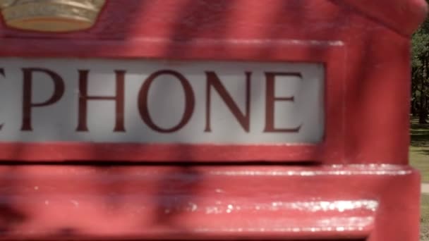 Glissez Cabine Téléphonique Rouge Britannique Pour Révéler Les Poneys New — Video