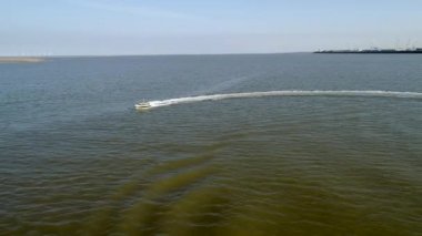 Sürat teknesi geçirir River Mersey Liverpool dron altında. Liverpool Dock arka planda vardır