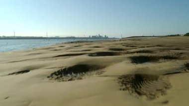 Liverpool manzarası bir güneşli yaz sabahı ortaya çıkarmak için New Brighton Plajı üzerinde düşük uçak uçar 