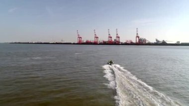Drone Liverpool Dock doğru Mersey sürat teknesi takip 