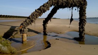 Drone ile encrusted bir gelgit işaretleyici New Brighton Beach Wallasey üzerinde uçar. 