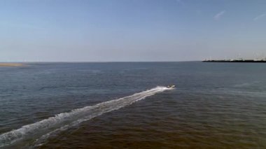 Drone Liverpool Dock ve Haliç doğru Mersey sürat teknesi takip 