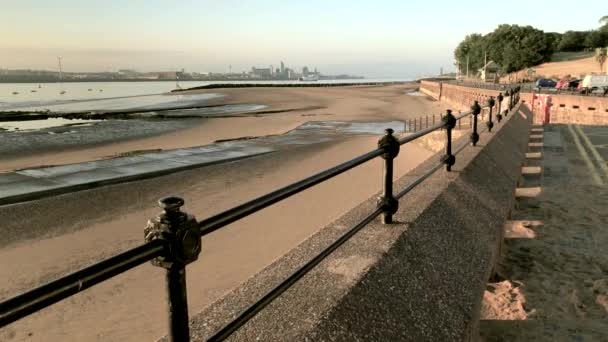 Dawn Klipp New Brighton Beach Med Liverpool Skyline Bakgrunden Sköt — Stockvideo