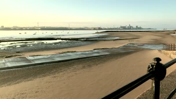 Nasuňte Výstřel Přes Zábradlí New Brighton Beach Panorama Liverpool Pozadí — Stock video