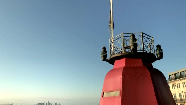 Tilt Neergeschoten Kleine Vuurtoren Aan Kust Van New Brighton Skyline — Stockvideo