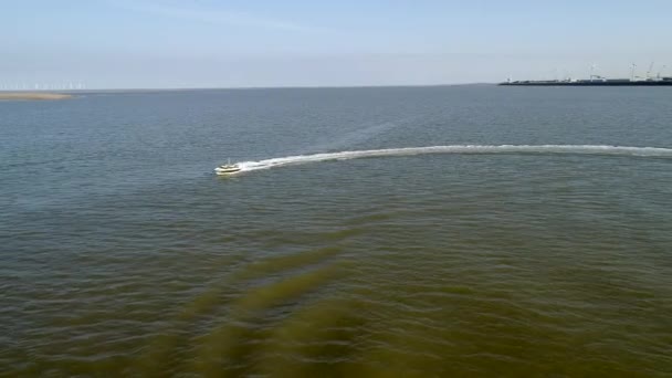 Speedboat Passe Sous Drone Sur Rivière Mersey Liverpool Les Quais — Video