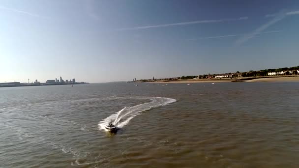 Drone Repül Vissza Motorcsónak Közeledik Mersey Folyó Liverpool New Brighton — Stock videók