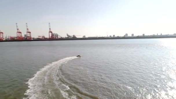 Drone Follows Speedboat River Mersey Sunny Summer Morning — Stock Video