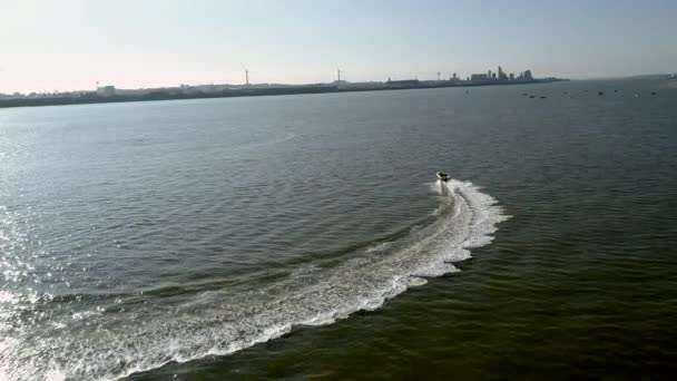 Drone Follows Speedboat River Mersey Sunny Summer Morning Skyline Liverpool — Stock Video