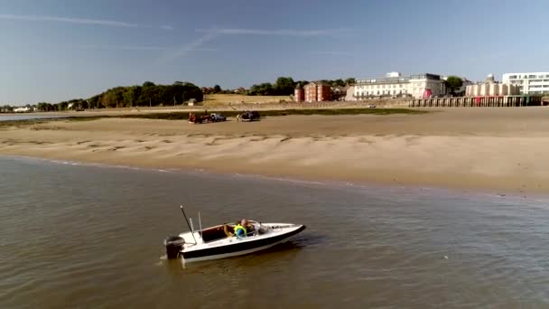 无人机降落到快艇接近利物浦附近的新布莱顿海滩 — 图库视频影像