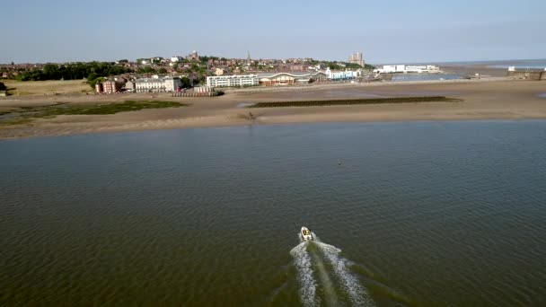 Drone Desciende Lancha Rápida Acercándose New Brighton Beach Cerca Liverpool — Vídeo de stock