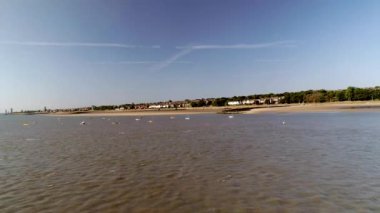 River Mersey bir güneşli yaz sabahı New Brighton Plajı ve Wallasey atış göstermek için üzerinde casus uçak yükselir