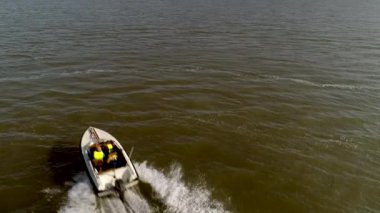 Liverpool yakınındaki River Mersey altında sürat teknesi geçer olarak kamera görünüyor doğrudan aşağı