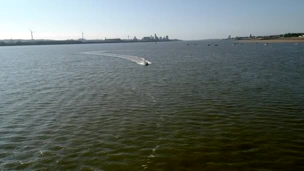 Lancha Pasa Por Debajo Del Dron Río Mersey Liverpool Horizonte — Vídeo de stock