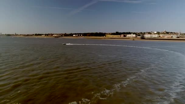 Speedboat Passa Sob Drone River Mersey Liverpool New Brighton Beach — Vídeo de Stock