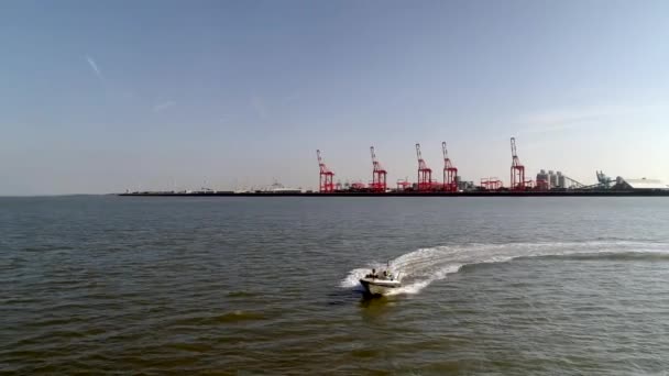 Drone Flyger Tillbaka Från Annalkande Motorbåt Floden Mersey Liverpool Docks — Stockvideo