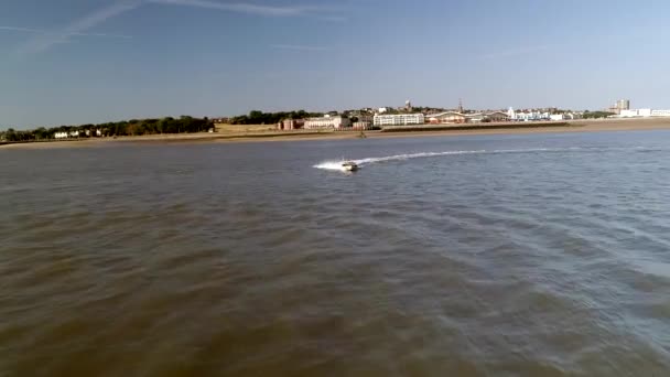 Transfer Łodzią Motorową Przechodzi Pod Drone Albert Dock Liverpoolu New — Wideo stockowe