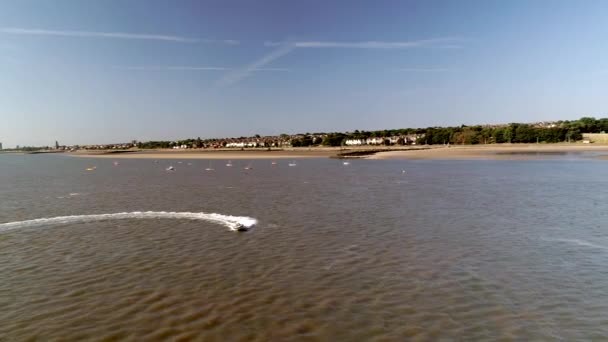 Drone Vuela Acercarse Lancha Rápida Río Mersey Nueva Brighton Beach — Vídeo de stock