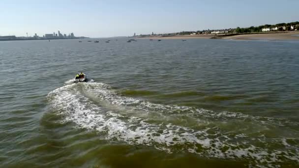 Drone Volgt Speedboot Naar Beneden Rivier Mersey Naar Liverpool Skyline — Stockvideo