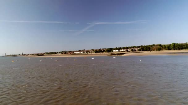 Drohne Steigt Über Fluss Mersey Auf Neuen Brighton Beach Und — Stockvideo