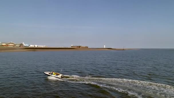 Drone Spår Motorbåt Framför New Brighton Strand Vid Floden Mersey — Stockvideo