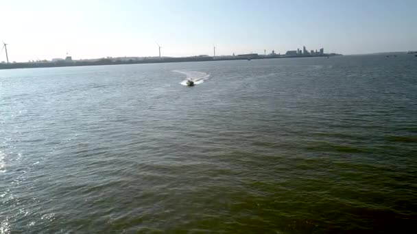 Drone Terbang Kembali Dari Speedboat Yang Mendekat Sungai Mersey Liverpool — Stok Video