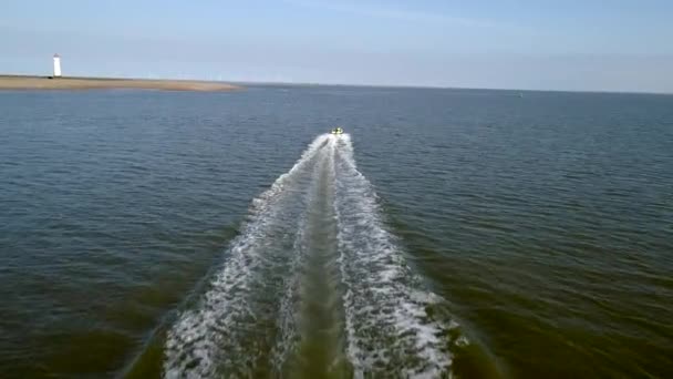 Drone Sigue Lancha Rápida Desembocadura Del Río Mersey Cerca New — Vídeos de Stock