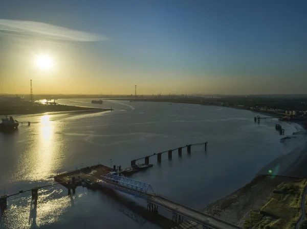 2018年春天黎明时分 泰晤士河的空中望向东方瑟罗克 — 图库照片