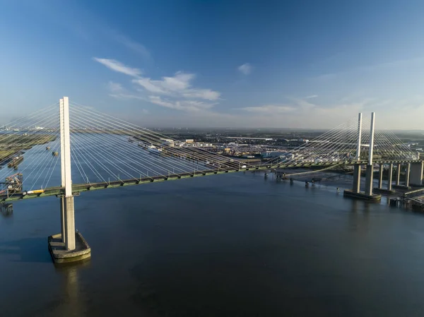 2018 yılında güneşli bahar sabahı Batı Qeii köprü bakarak hava