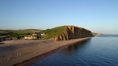 Plaj ve West Bay Dorset kayalıklardan arka planda denize sıfır uçak parçaları yana doğru. Gün batımında atış 