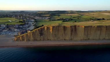 Cliff ve beach West Bay Dorset kırsal boyunca dron parça yanlara. Günbatımı sırasında vurdu