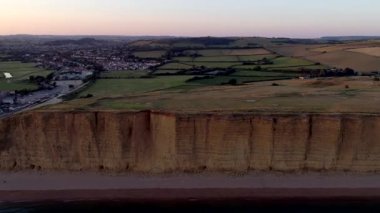 Cliff ve Batı Dorset kırsal açığa Körfezi'beach dan uçak uçar. Alacakaranlık sırasında vurdu.