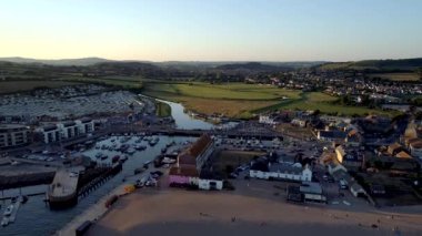 Bridport Dorset kırsal arka planda ile West Bay plaj üzerinde casus uçak iner. Gün batımında atış. 