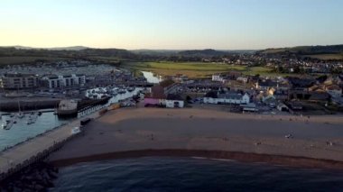 Bridport Dorset kırsal arka planda ile West Bay plaja geri uçak uçar. Gün batımında atış.  